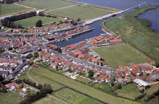 852323 Luchtfoto van Spakenburg, uit het zuidoosten.